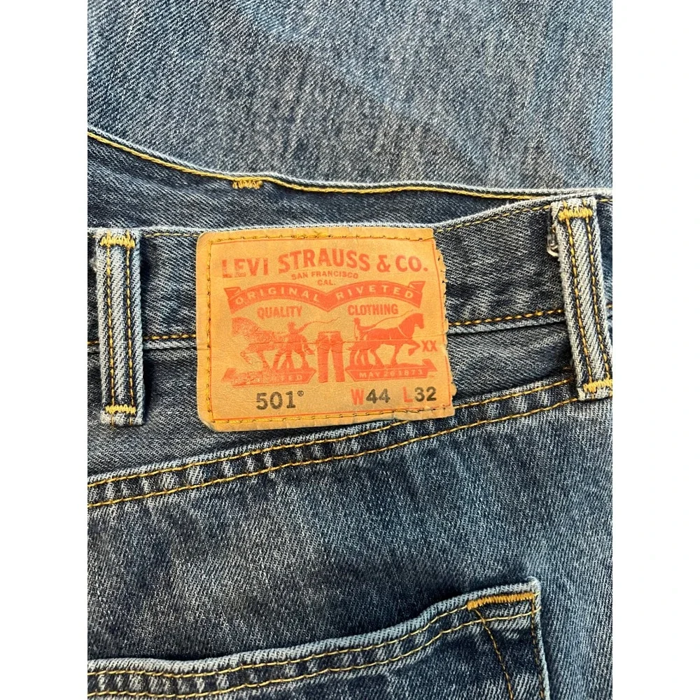 Levis 501 Original Fit Mens Jeans W44 L32 Medium Wash Blue Button Fly Straight